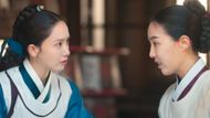 Gil-geum talks to Ji-young (Image via Netflix)